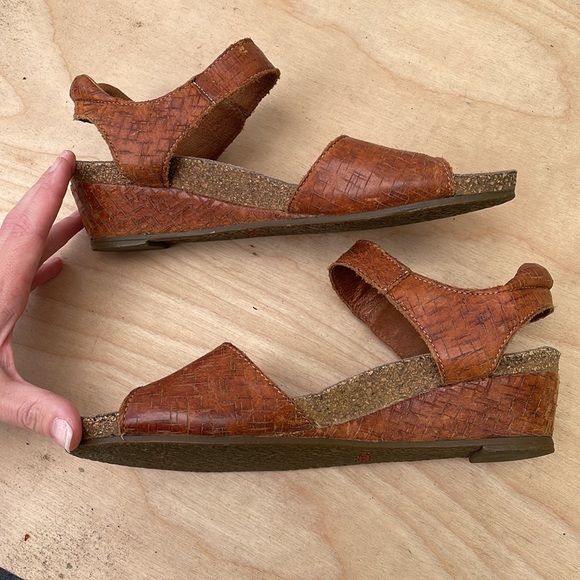 TAOS Womens Leather Wedge Sandals size 39 - Picture 6 of 9